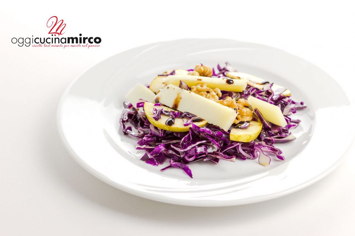 Insalata di cavolo rosso con pere, noci e pecorino