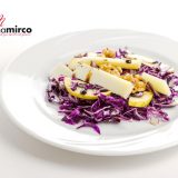 Insalata di cavolo rosso con pere, noci e pecorino
