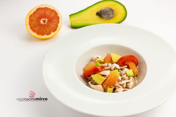 Insalata di moscardini con pompelmo rosa e avocado