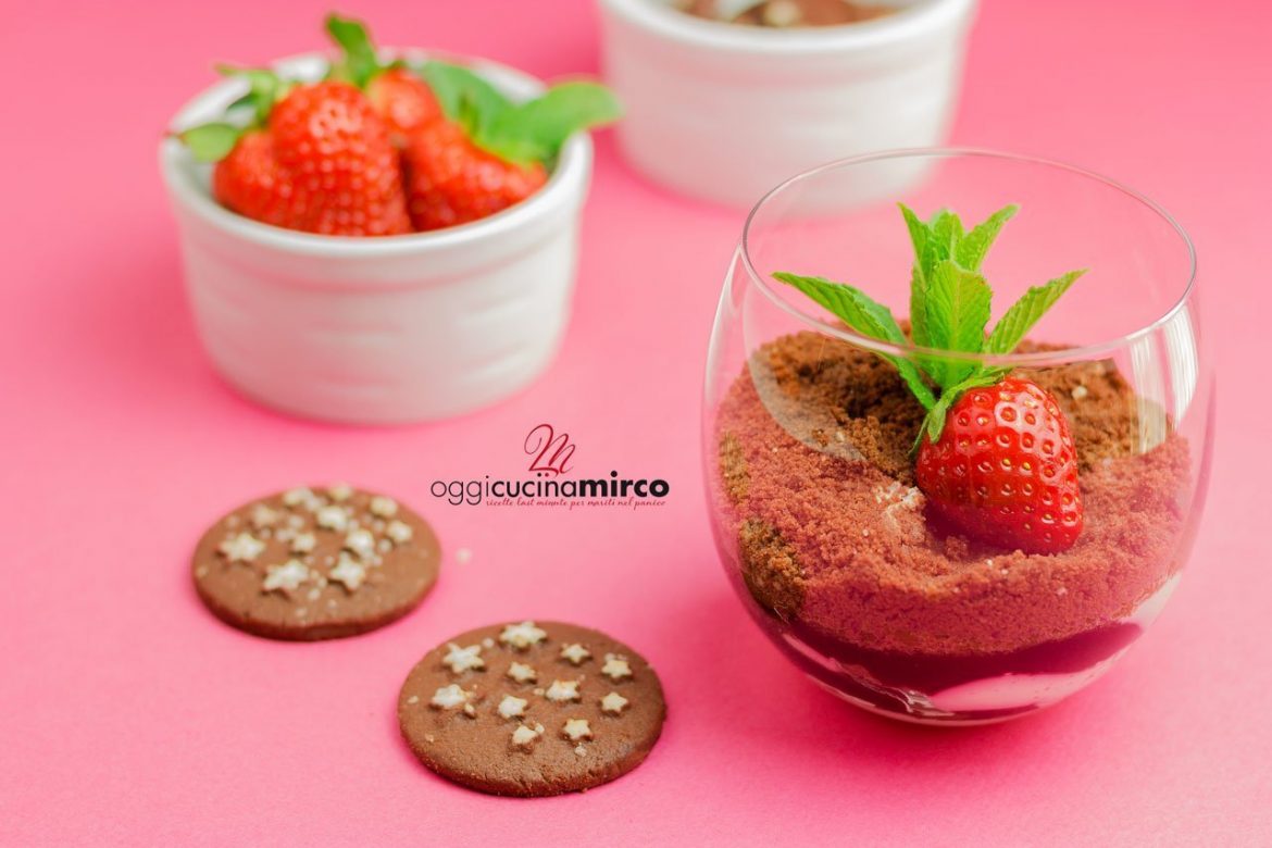 vasetti con yogurt greco, frutta e pan di stelle