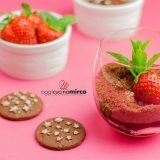 vasetti con yogurt greco, frutta e pan di stelle