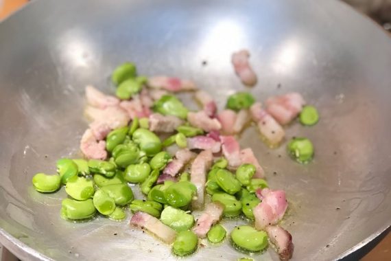 preparazione pasta con fave fresche
