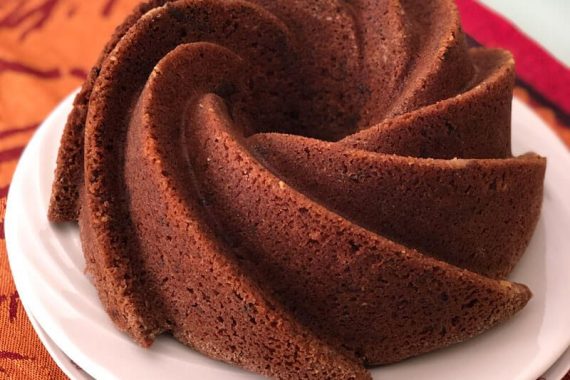 Torta al cioccolato appena sfornata