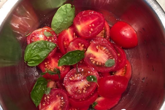 preparazione condimento pomodorini