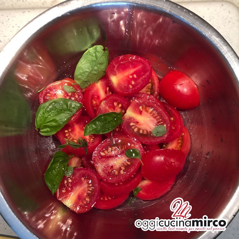 preparazione condimento pomodorini