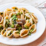 Pasta con funghi e piselli