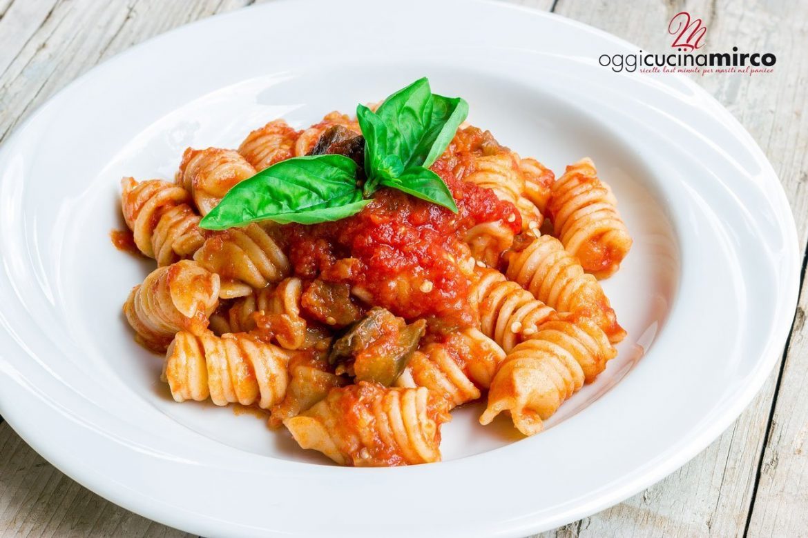 sugo di melanzane con pasta su piatto bianco