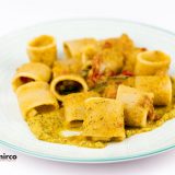 mezzi paccheri con zucchine pomodorini e alici