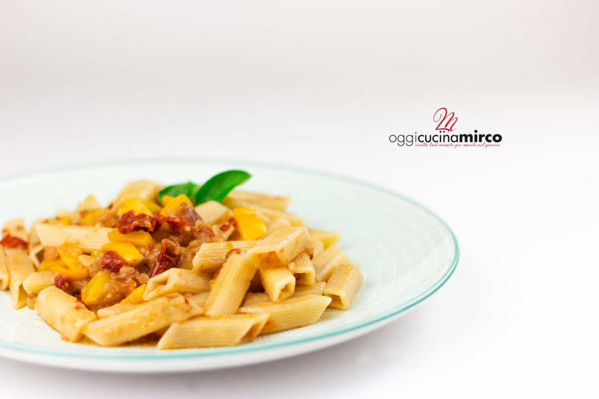 Pasta con pomodori secchi e peperone giallo