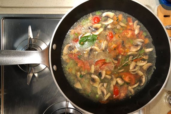 Aggiunta di acqua o brodo alle lenticchie