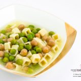 Pasta con piselli e ceci in brodo