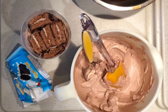 preparazione tiramisù con merendine Freddi