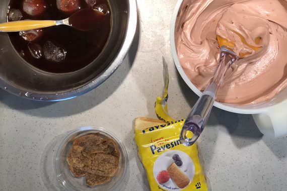 preparazione tiramisù con pavesini