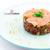 tortino di riso rosso con verdure e salmone