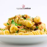 Pasta al salmone con melanzane e pomodori secchi