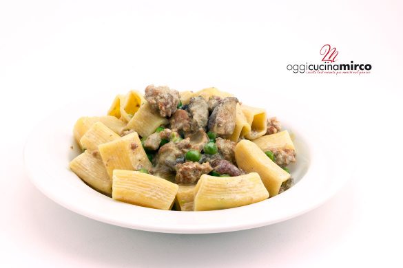 pasta alla boscaiola in bianco con salsiccia, funghi e piselli