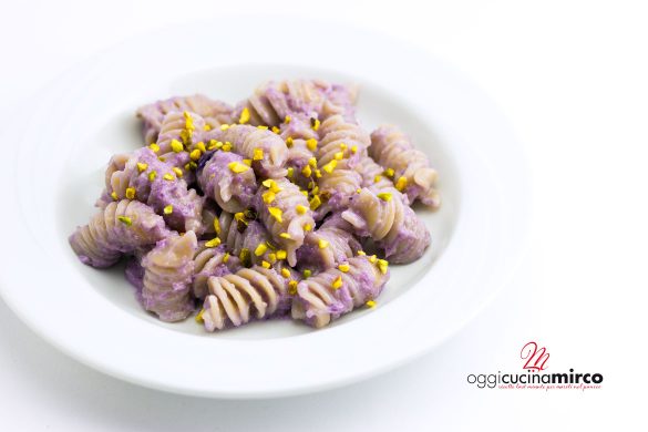 Pasta con crema di cavolo rosso