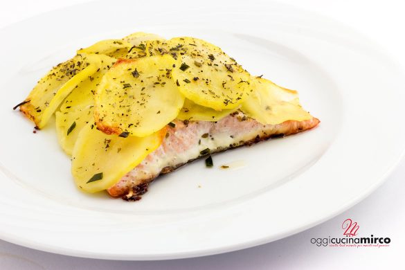 salmone in crosta di patate al forno