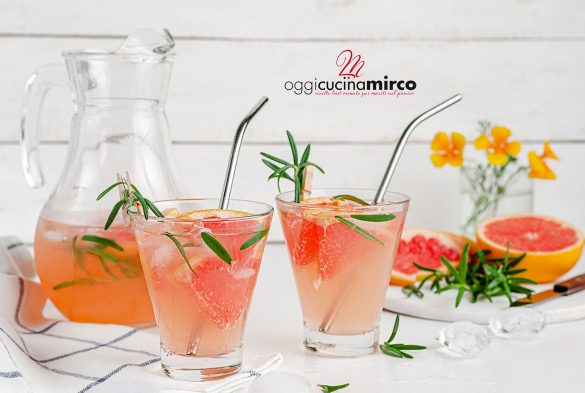 cocktail con fiori di sambuco