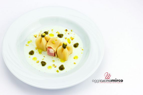 pasta finger food con pesto, crema di burrata, mortadella e granella di pistacchi