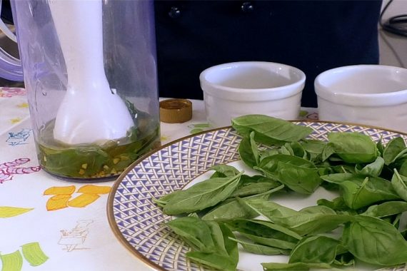 preparazione del pesto