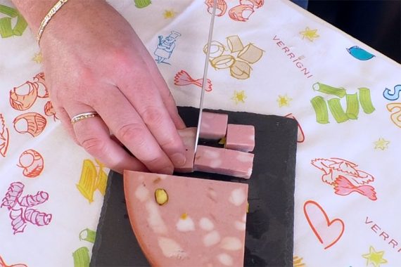 taglio della mortadella a cubetti