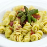 pasta con crema di asparagi e speck con Magic Cooker