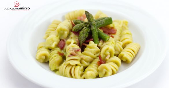 pasta con crema di asparagi e speck con Magic Cooker