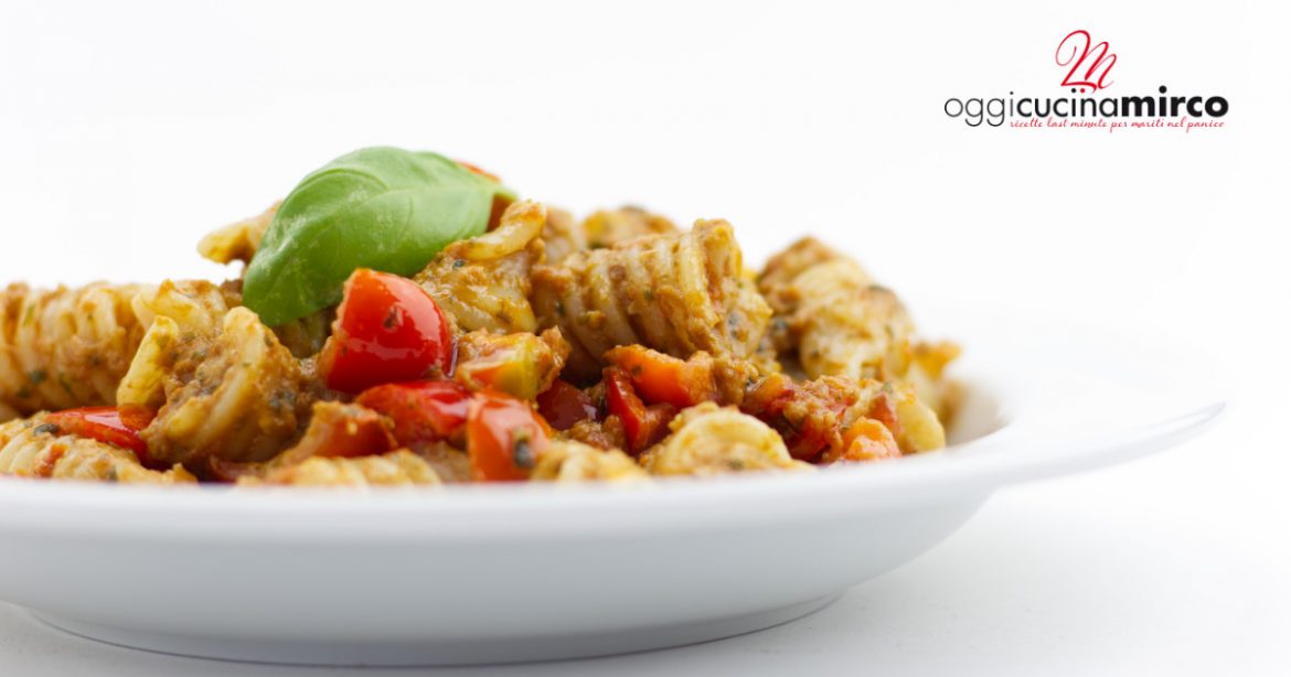 pasta con pesto di basilico e pomodori secchii