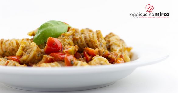 pasta con pesto di basilico e pomodori secchii