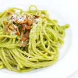 spaghetti con crema di piselli e guanciale