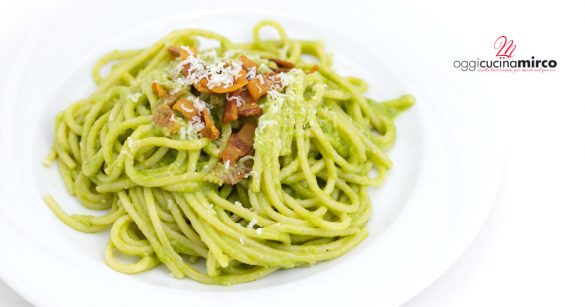 spaghetti con crema di piselli e guanciale