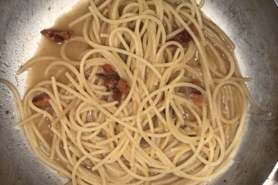 Spaghetti in padella con il guanciale