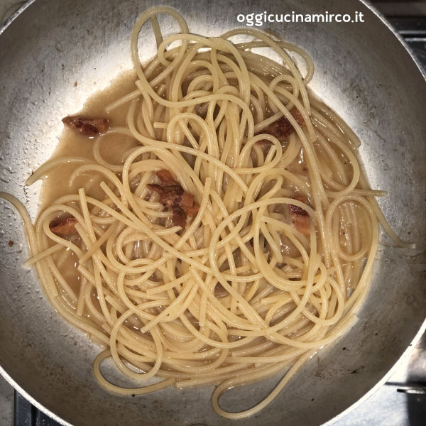 Spaghetti in padella con il guanciale