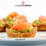 cestini di pasta sfoglia con crema di avocado e salmone
