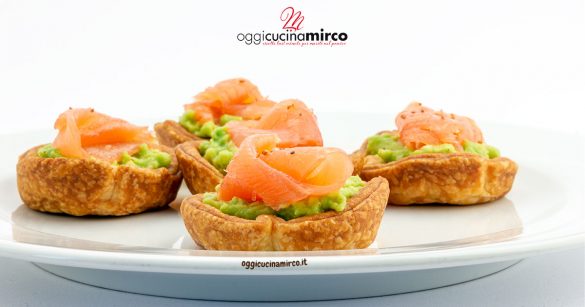 cestini di pasta sfoglia con crema di avocado e salmone