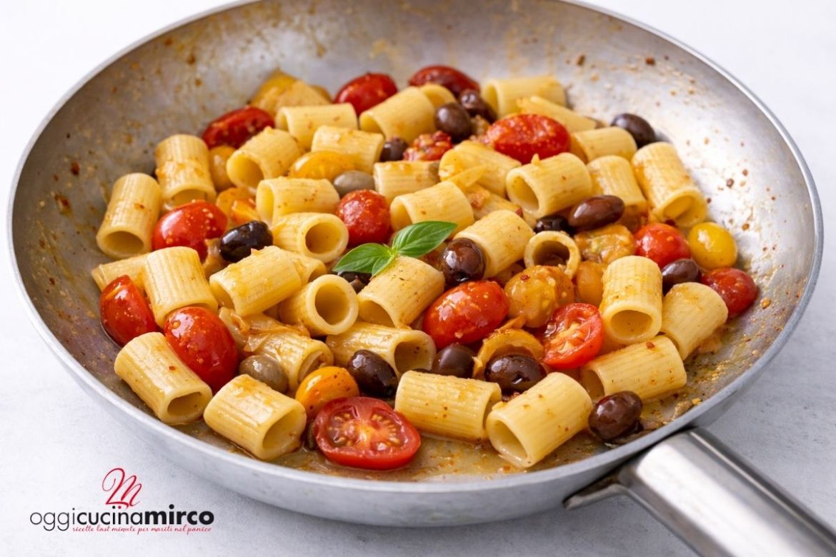 Padella con pasta con pomodorini gialli e rossi e olive taggiasche