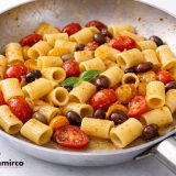 Padella con pasta con pomodorini gialli e rossi e olive taggiasche