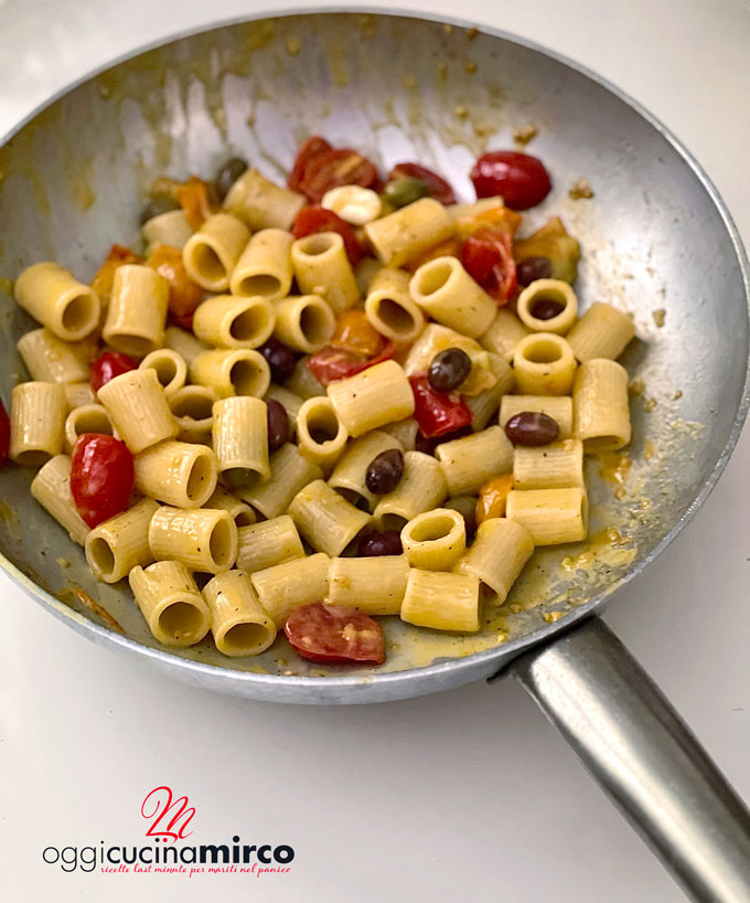 Padella con pasta con pomodorini gialli e rossi e olive taggiasche