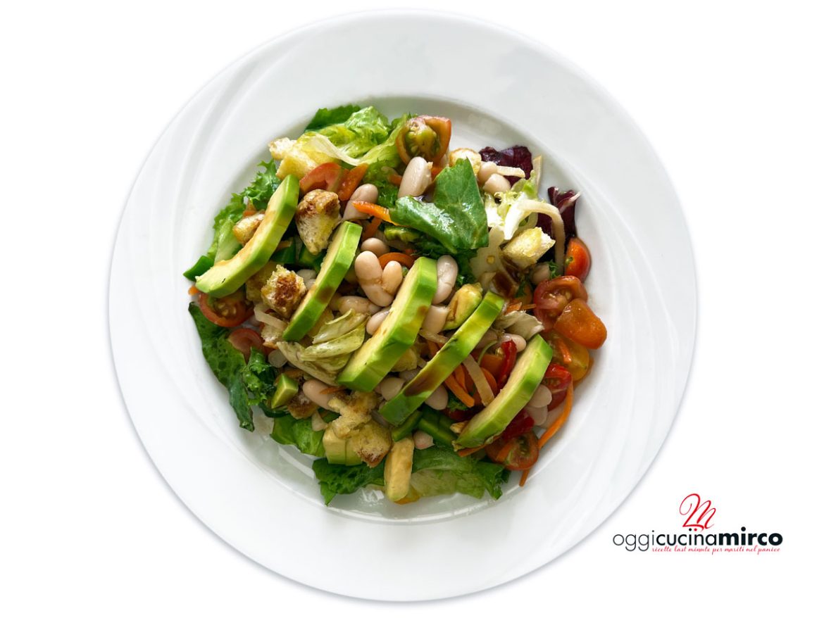 Insalata di fagioli cannellini con avocado e crostini