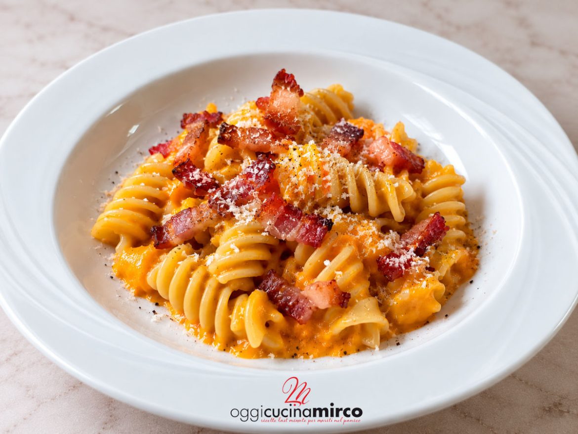 Pasta con crema di zucca e guanciale croccante