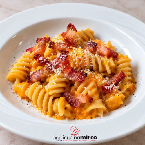 Pasta con crema di zucca e guanciale croccante
